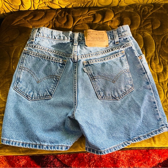 Vintage 90s Levi mid thigh shorts relaxed fit - Picture 3 of 6